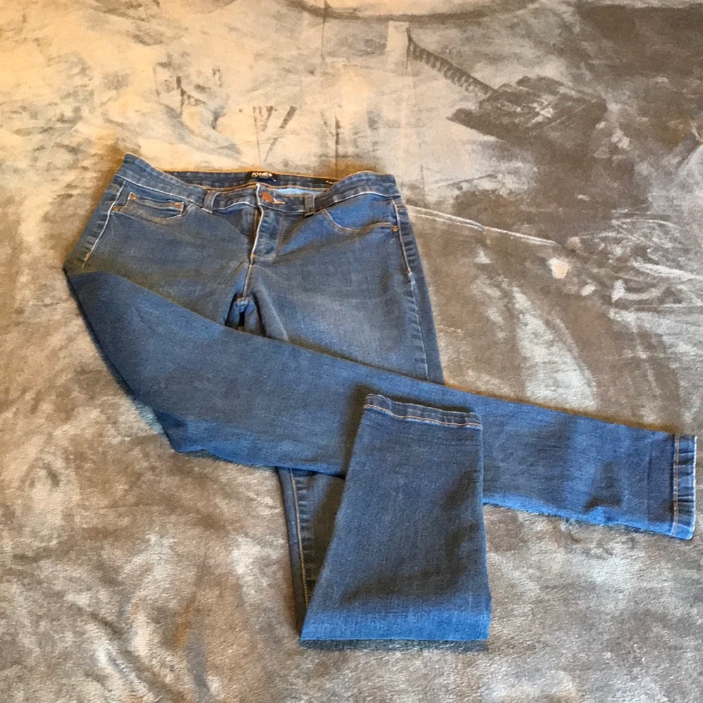 Women’s size 6 Jones New York Essex skinny blue jeans